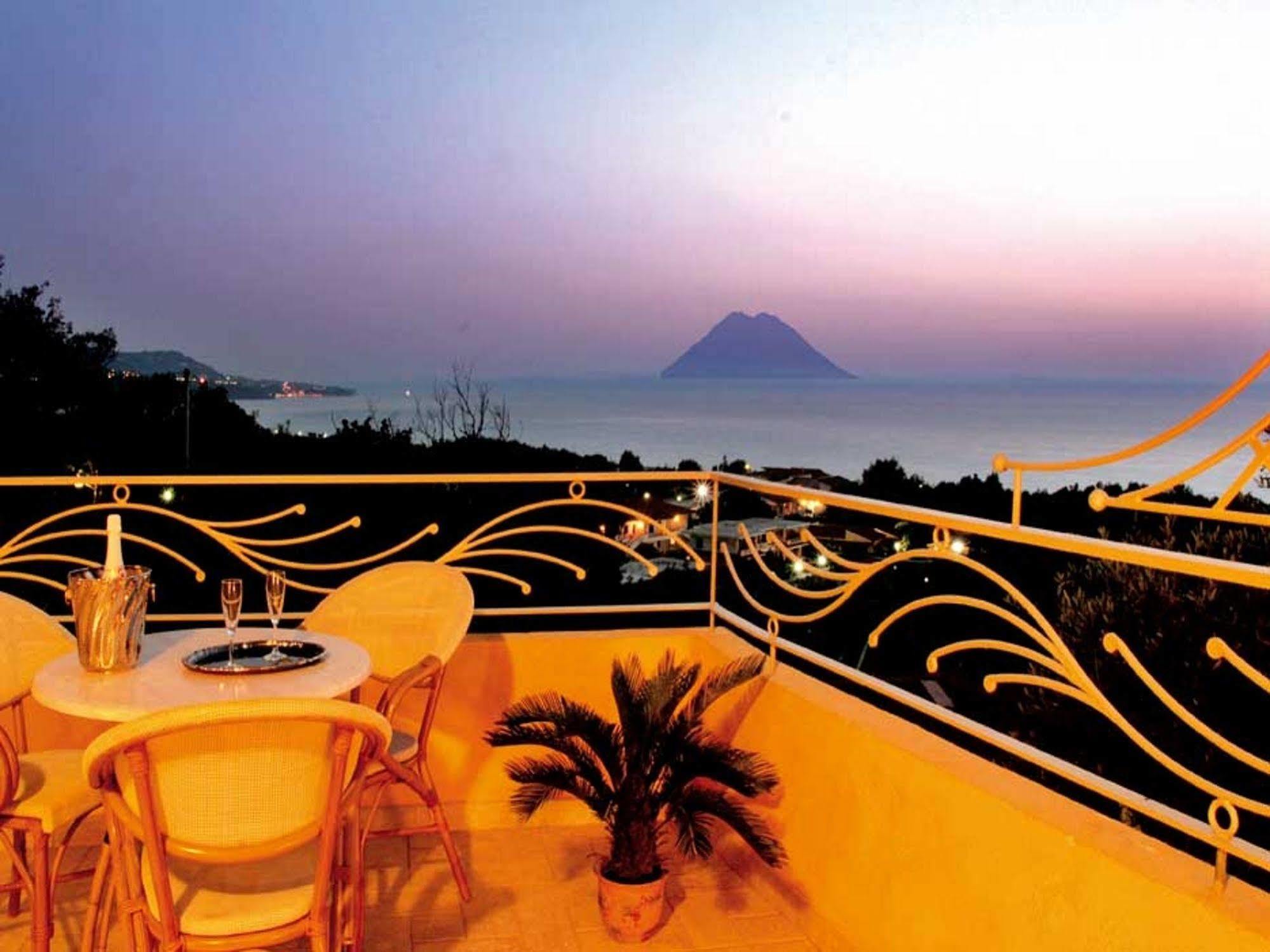 Blu Tropical Resort Цамброне Экстерьер фото